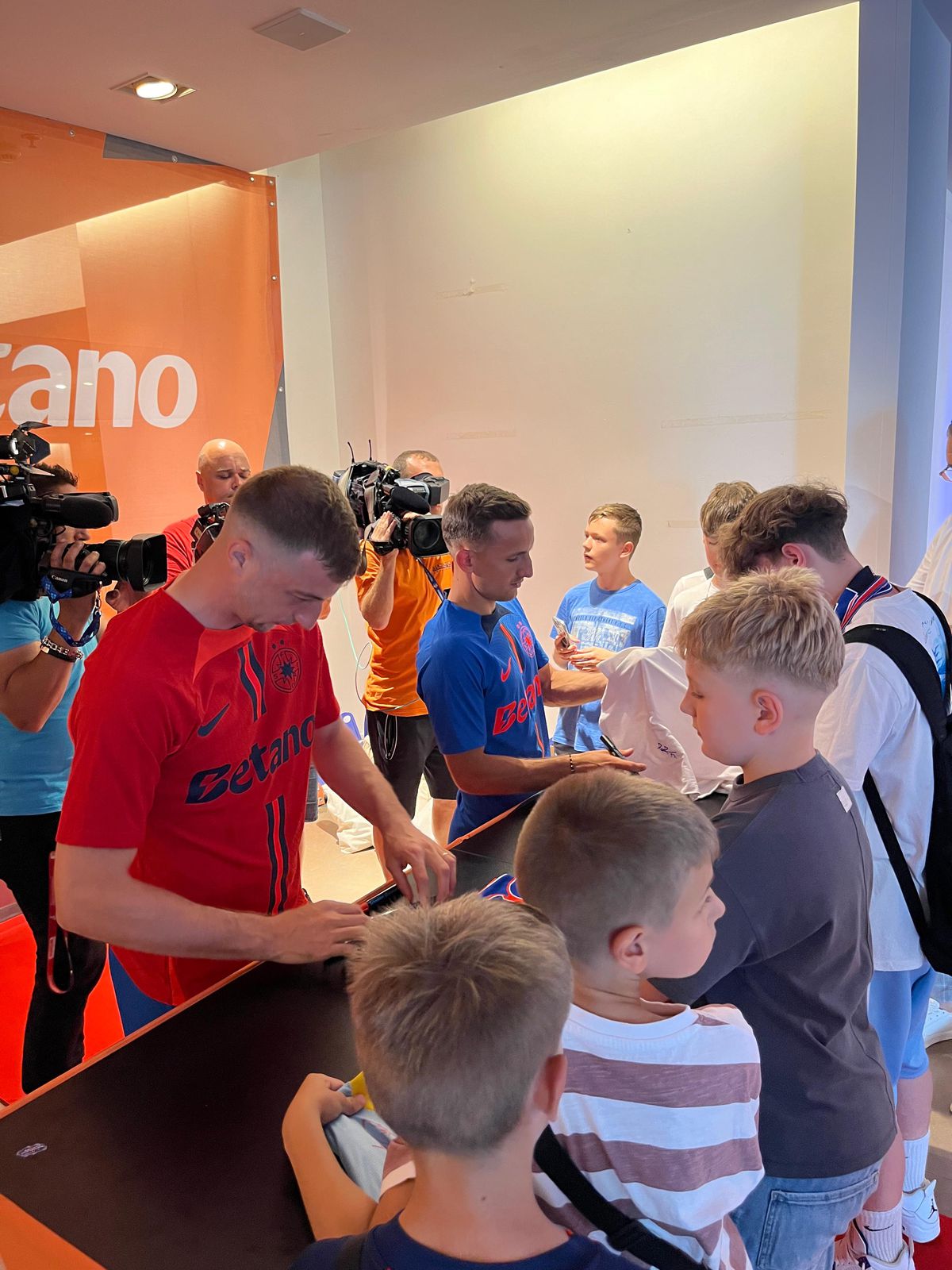 FCSB și-a prezentat noul echipament pentru sezonul 2024-2025 » Fostul dinamovist Daniel Popa a pupat sigla noului club