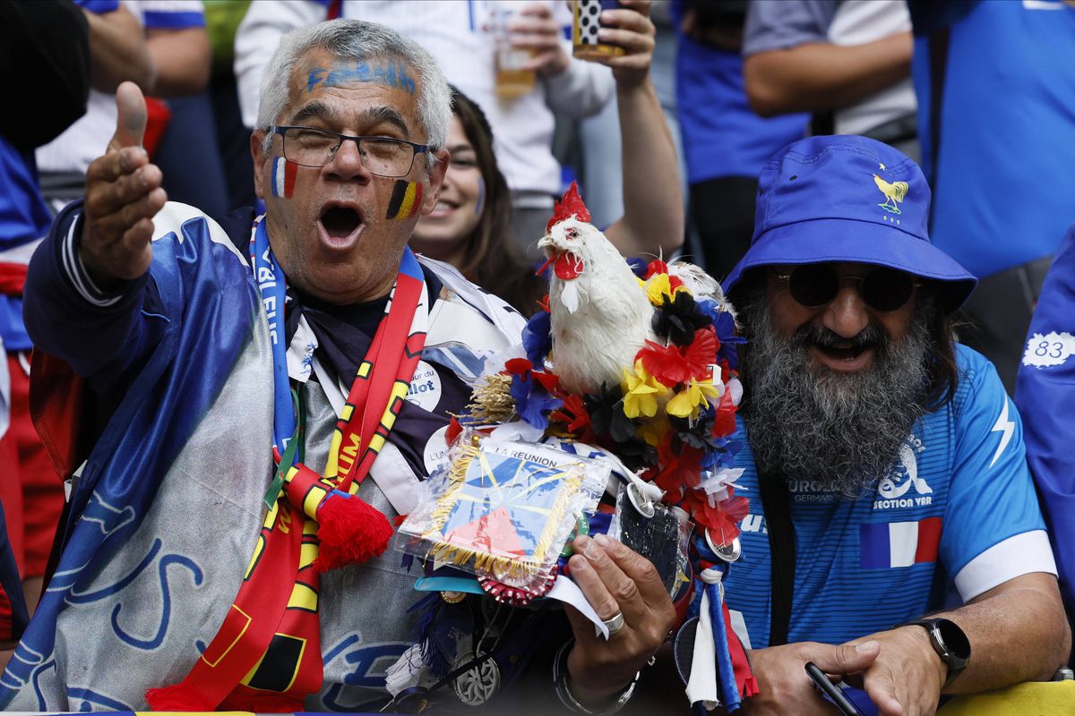 Cele mai tari imagini din tribunele stadionului din Dusseldorf, locul de desfășurare al Franța - Belgia