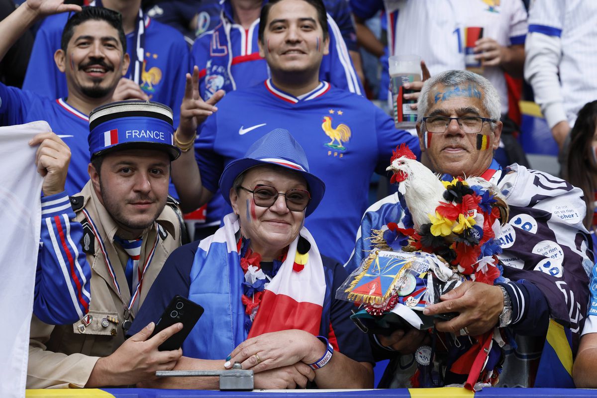 Cele mai tari imagini din tribunele stadionului din Dusseldorf, locul de desfășurare al Franța - Belgia