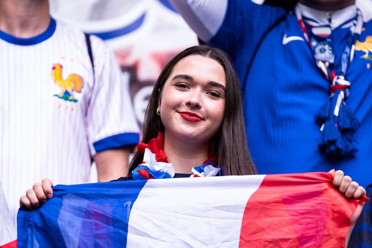 Cele mai tari imagini din tribunele stadionului din Dusseldorf, locul de desfășurare al Franța - Belgia