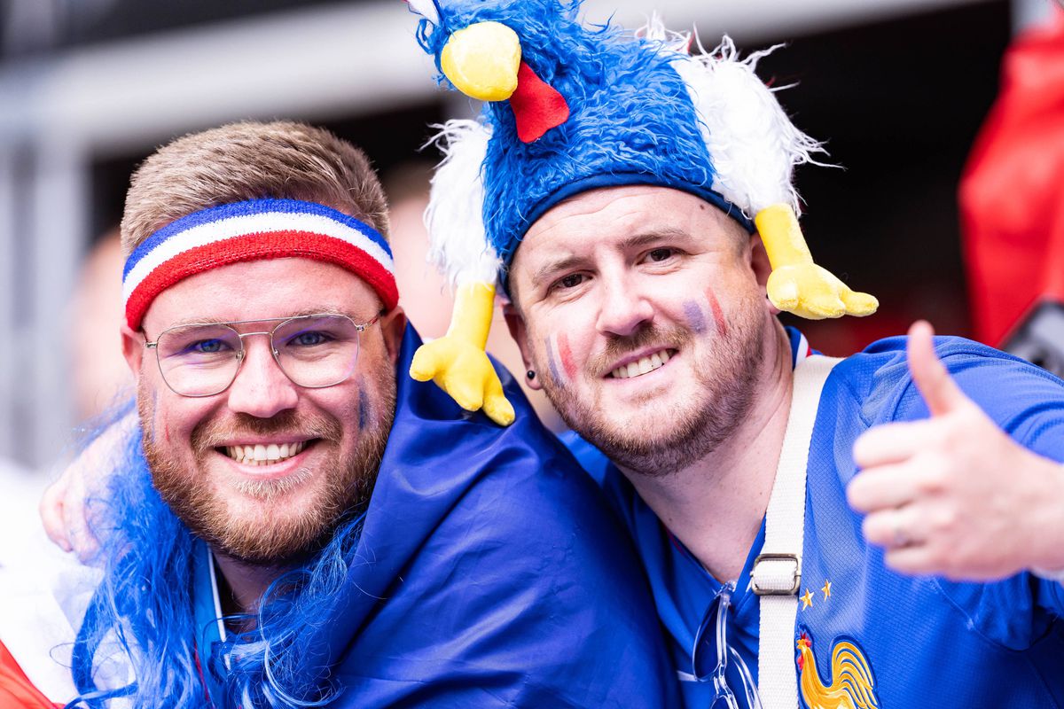 Cele mai tari imagini din tribunele stadionului din Dusseldorf, locul de desfășurare al Franța - Belgia