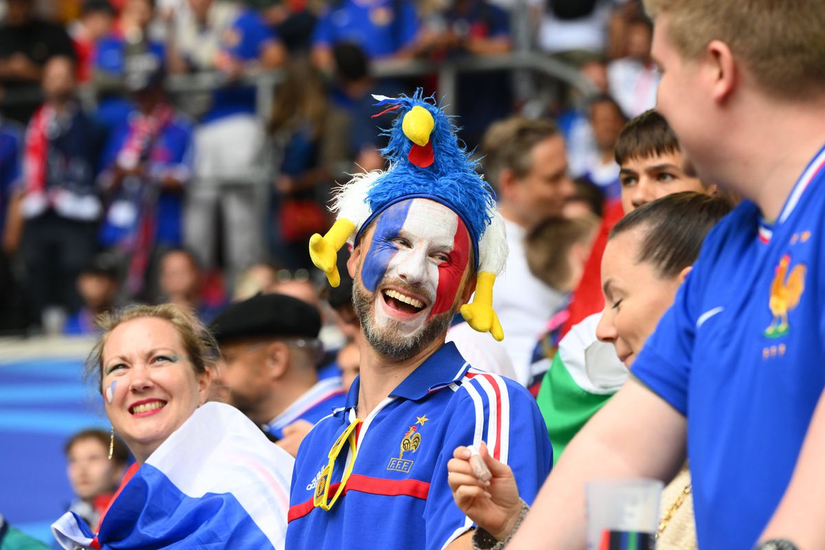 Cele mai tari imagini din tribunele stadionului din Dusseldorf, locul de desfășurare al Franța - Belgia