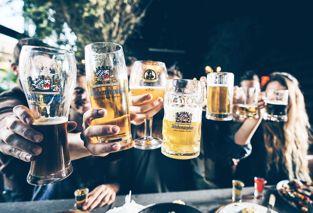 Noroc, România! GSP.ro a vizitat cea mai veche fabrică de bere din lume, lângă München. Produce din anul 1040!