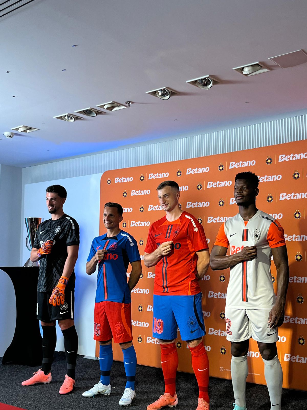 FCSB și-a prezentat noul echipament pentru sezonul 2024-2025 » Fostul dinamovist Daniel Popa a pupat sigla noului club