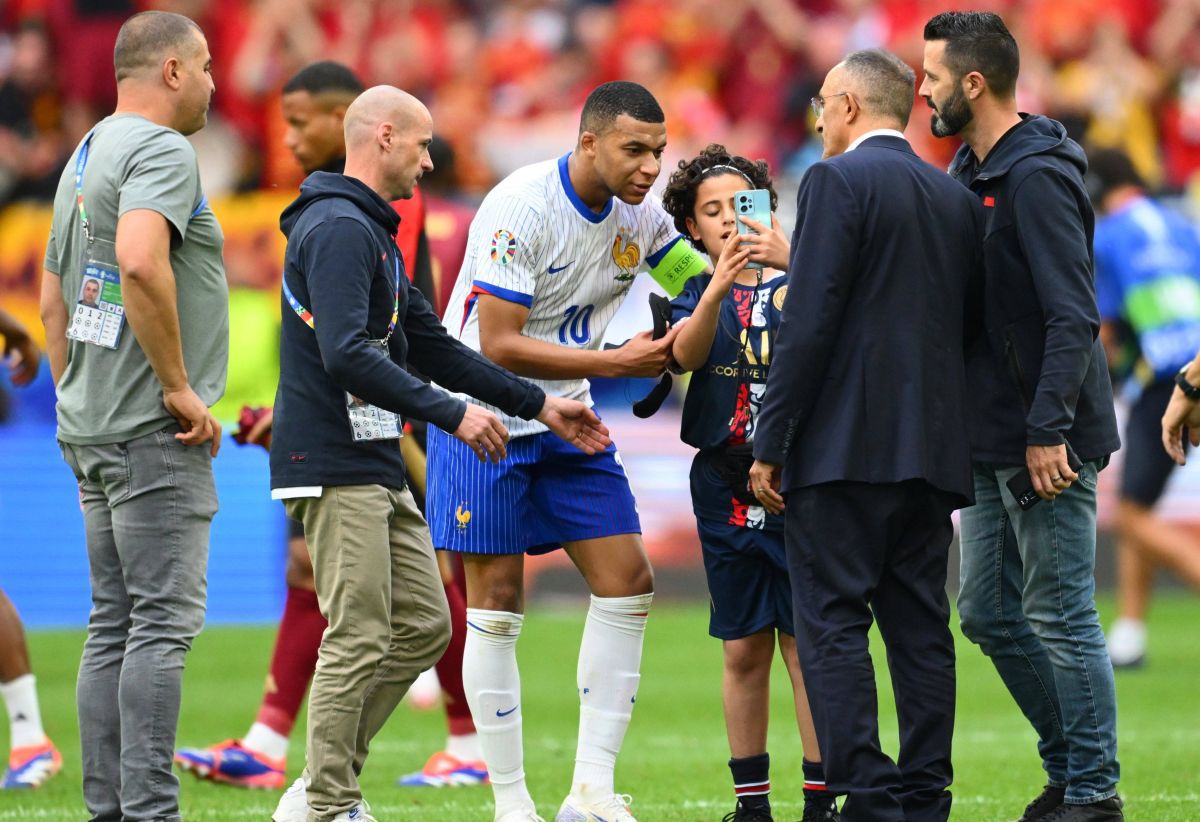 Kevin de Bruyne nu și-a dat seama că e filmat! Cuvântul rostit în spatele jurnaliștilor, după eliminarea de la Euro 2024