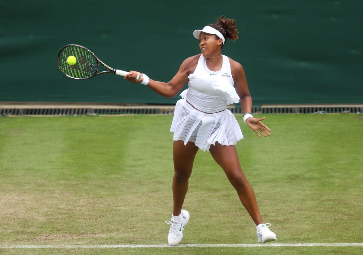 Victorioasă după 6 ani la Wimbledon, Naomi Osaka a stârnit o controversă » Rochia aleasă i-a „încins” pe fani: „Prea scurtă!” / „Nu respectă codul”