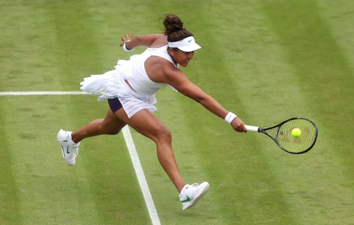Victorioasă după 6 ani la Wimbledon, Naomi Osaka a stârnit o controversă » Rochia aleasă i-a „încins” pe fani: „Prea scurtă!” / „Nu respectă codul”