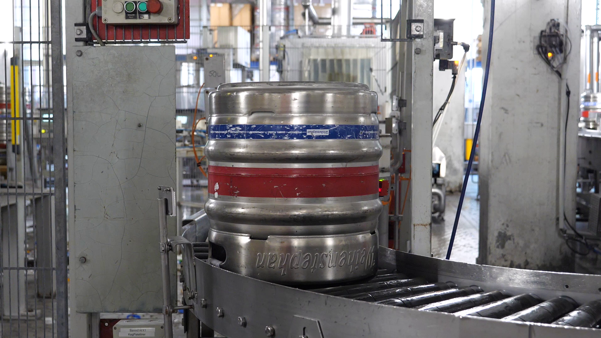 Noroc, România! GSP.ro a vizitat cea mai veche fabrică de bere din lume, lângă München. Produce din anul 1040!