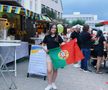 Carolina arată mândră în fața camerelor steagul țării pentru care joacă Ronaldo / Foto: A Bola