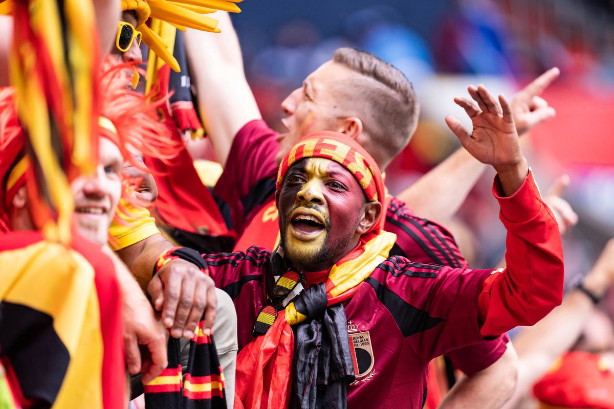 Cele mai tari imagini din tribunele stadionului din Dusseldorf, locul de desfășurare al Franța - Belgia