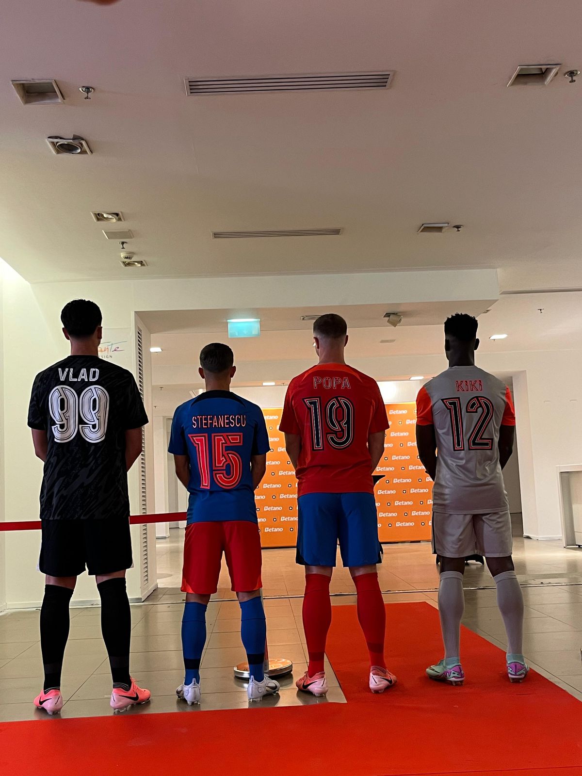 FCSB și-a prezentat noul echipament pentru sezonul 2024-2025 » Fostul dinamovist Daniel Popa a pupat sigla noului club