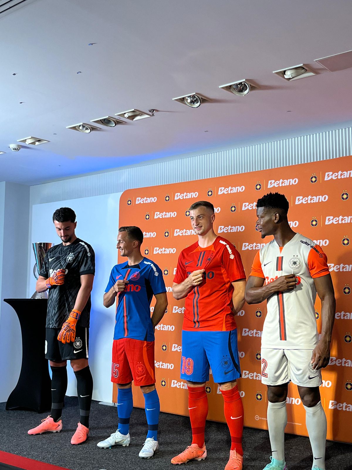 FCSB și-a prezentat noul echipament pentru sezonul 2024-2025 » Fostul dinamovist Daniel Popa a pupat sigla noului club