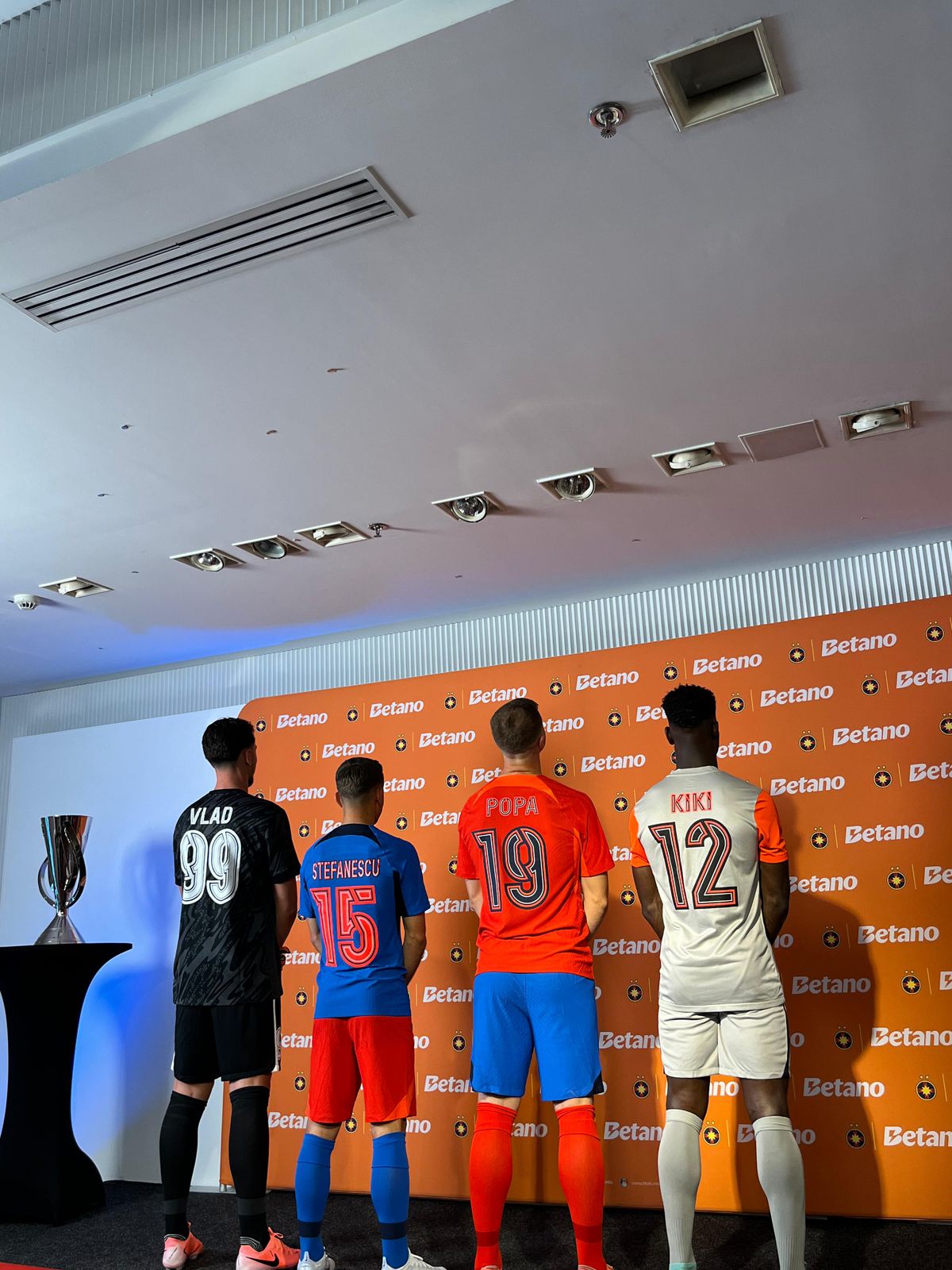 FCSB și-a prezentat noul echipament pentru sezonul 2024-2025 » Fostul dinamovist Daniel Popa a pupat sigla noului club