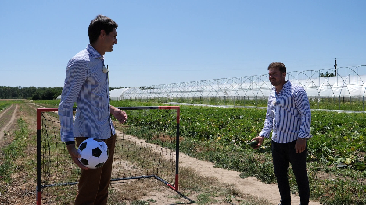 „Din 2020 sunt agricultor” » Ciprian Tătărușanu a lăsat fotbalul pentru dovlecei, zucchini și vinete bio! Fostul portar și-a prezentat afacerea: „Așa trebuie să fie leguma perfectă”