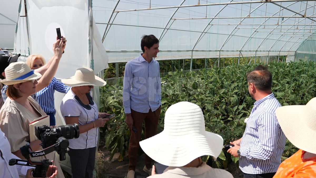 „Din 2020 sunt agricultor” » Ciprian Tătărușanu a lăsat fotbalul pentru dovlecei, zucchini și vinete bio! Fostul portar și-a prezentat afacerea: „Așa trebuie să fie leguma perfectă”