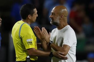 Pep Guardiola, acces de furie! A alergat să-l certe pe arbitru: „Glumești?!”