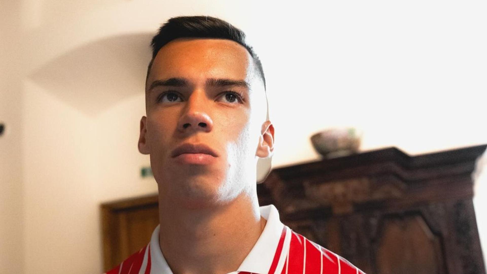 Cătălin Cîrjan în tricoul echipei Dinamo, analizând oferta Ucraina pentru transfer fotbal în timpul unei conferințe de presă. | sursa foto: Gazeta Sporturilor Cătălin Cîrjan în tricoul echipei Dinamo, analizând oferta Ucraina pentru transfer fotbal în timpul unei conferințe de presă. | sursa foto: Gazeta Sporturilor
