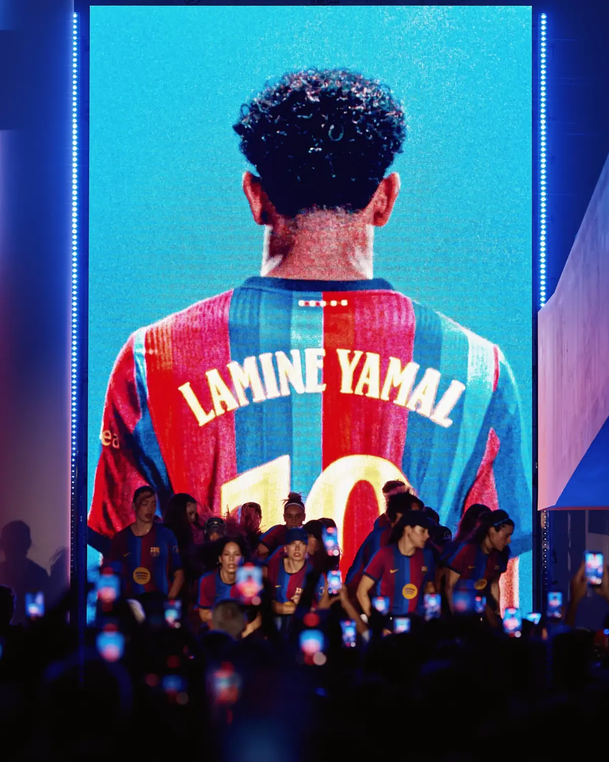FC Barcelona și-a prezentat noul echipament. „Inspirat de fațada noului stadion renovat”