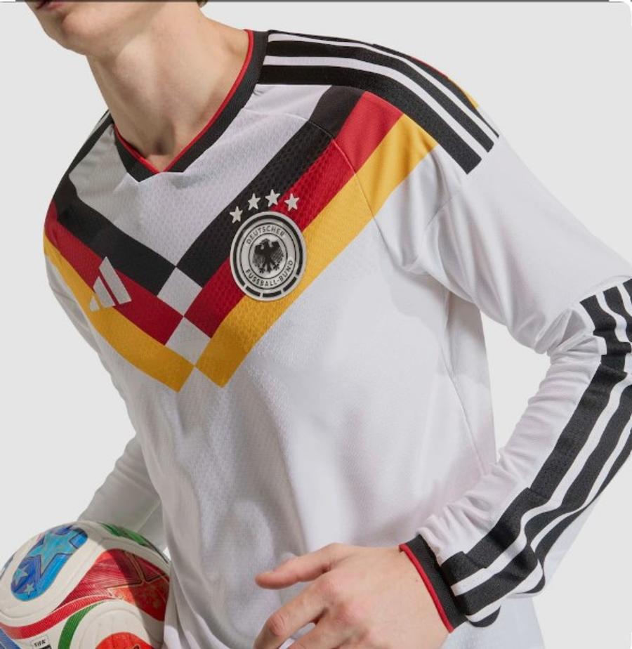 Tricoul autentic DFB Germania cu mânecă lungă în varianta de acasă, Cupa Mondială 2026, alb” se poate cumpăra cu 79,97 € Efectul eliminării rușinoase în „16-imi” » Nemții taie masiv din prețuri