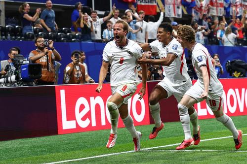 Kane, Bellingham și Anthony Gordon // Foto: Imago Images