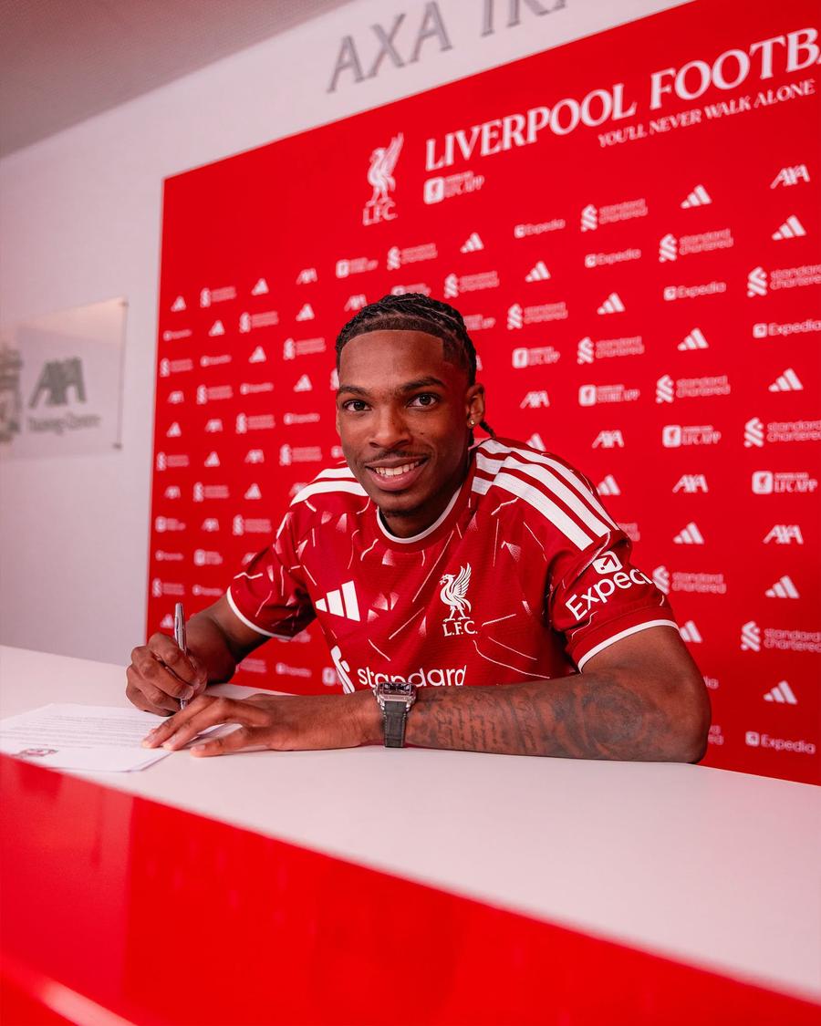 Jeremy Jacquet, prezentat oficial la Liverpool // foto: Facebook @Liverpool FC Liverpool și-a permis să dea 70 de milioane de euro pe un jucător de care fotbalul mare încă nu a auzit