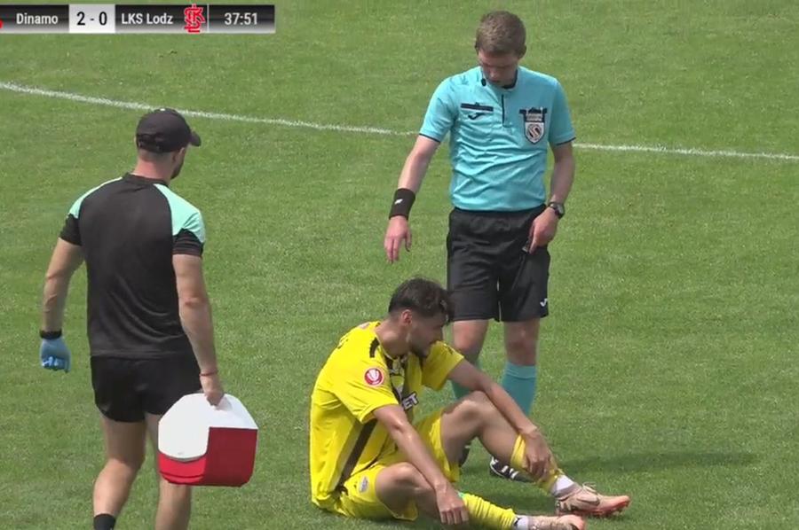 Adrian Mazilu s-a simțit rău spre finalul primei reprize și a fost schimbat Dinamo - LKS Lodz II, primul amical al zilei pentru „câini” » Hintsa, titular la debut