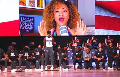 VIDEO Primul baschetbalist din NBA care a refuzat să îngenuncheze în timpul imnului: „Sunt recunoscător, dar nu asta e soluția”