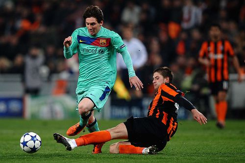 Iaroslav Rakiţki în duel cu Leo Messi