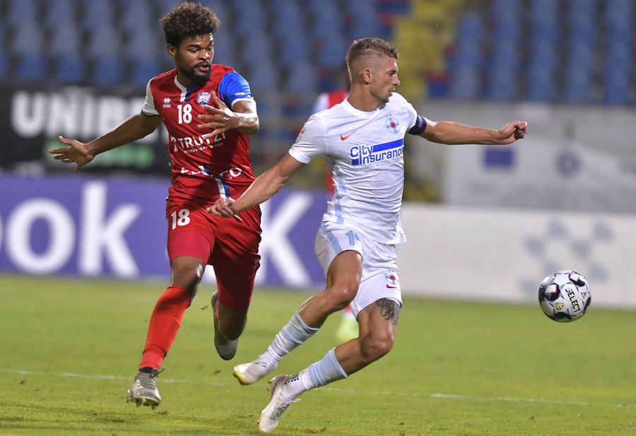 Malcom Edjouma (stânga), în meciul cu FCSB // foto: Imago „Marius, unde îi găsești?” » Croitoru dezvăluie cum a procedat cu ultima „perlă” descoperită de Botoșani: „Am preferat să îl plătesc degeaba”
