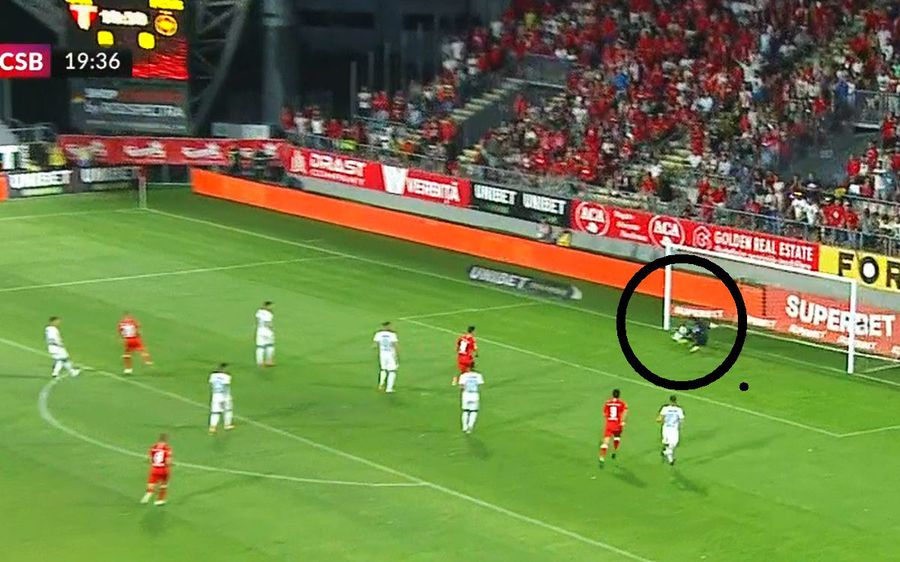 Cătălin Straton a încasat un gol parabil în minutul 20. / FOTO: Captură @Telekom Sport Cum a fost păcălit Straton la golul de 1-0 din UTA - FCSB