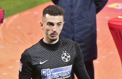 Gigi Becali a pus mâna pe telefon și a sunat în vestiar! Jucătorii l-au ascultat o oră: „Băi Vlade, tu nici muște nu poți să prinzi!”