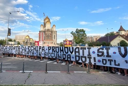 Un grup de ultrași ai celor de la CSA Steaua au protestat astăzi la sediul MApN. Motivul? Clubul Armatei nu a obținut nici până acum dreptul de a promova la finele campionatului următor de Liga 2.