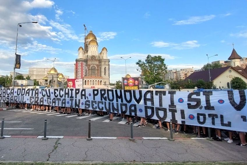 Un grup de ultrași ai celor de la CSA Steaua au protestat astăzi la sediul MApN. Motivul? Clubul Armatei nu a obținut nici până acum dreptul de a promova la finele campionatului următor de Liga 2.