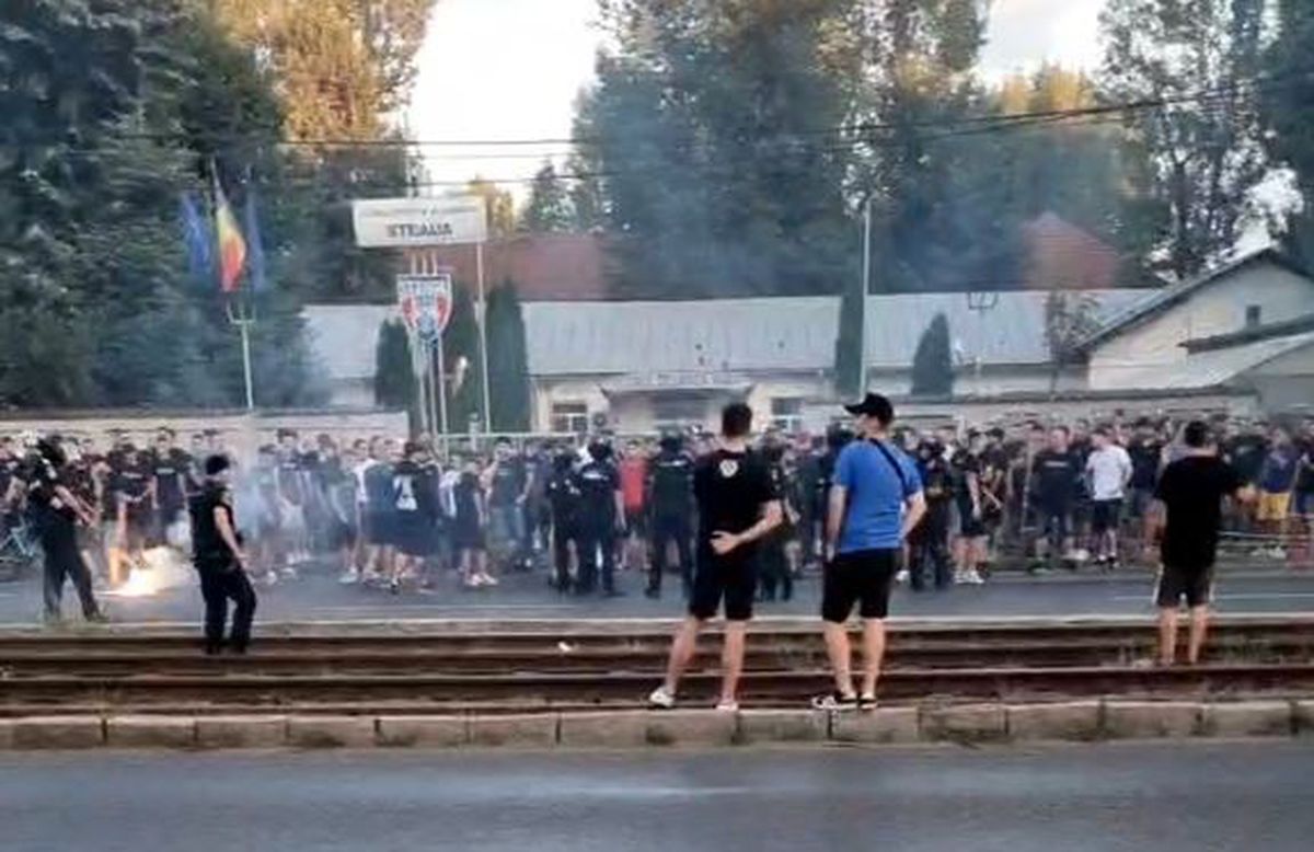 FOTO Protest al fanilor CSA Steaua la MApN 01.08.2022
