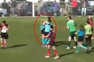 Atenție, imagini dure! Gest BARBAR al unui fotbalist din Argentina: a luat-o la pumni pe arbitra partidei!