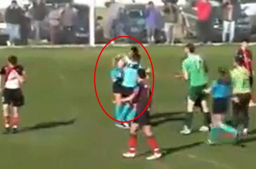 Momentul șocant în care un fotbalist din Argentina o ia la pumni pe arbitra unei partide din Argentina
 / captura Olé