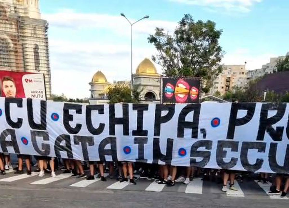 FOTO Protest al fanilor CSA Steaua la MApN 01.08.2022