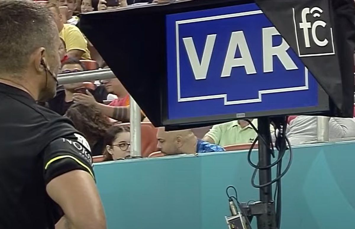 VAR-ul românesc face înconjurul lumii » Val de ironii după faza de cascadorii râsului din FCSB - FCU Craiova