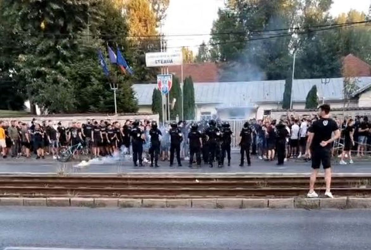 FOTO Protest al fanilor CSA Steaua la MApN 01.08.2022