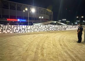 Imaginea anului 2023 la stadionul Steaua » Mesaj amenințător validat de un jandarm îngăduitor: „Cine calcă duminică în Ghencea își asumă!”