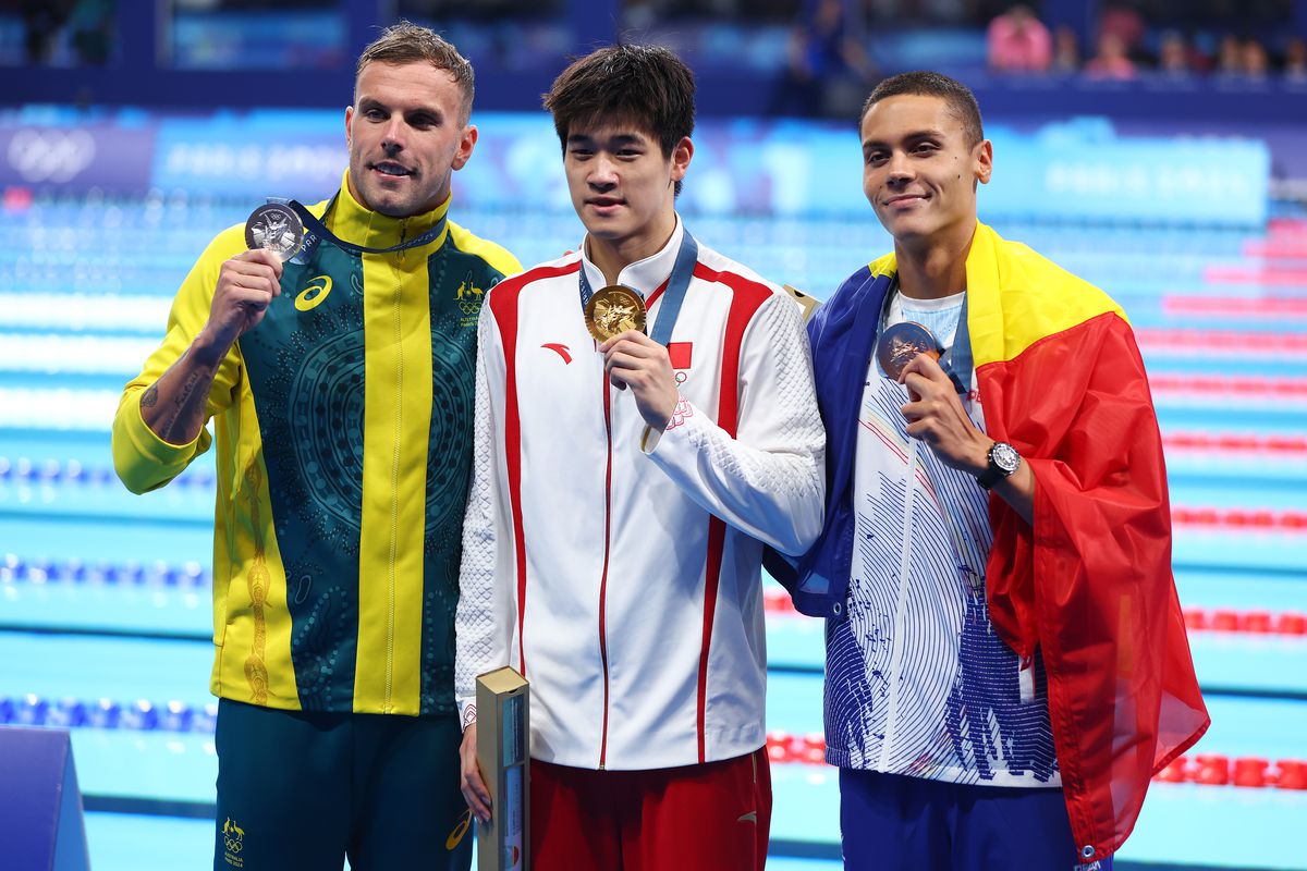 La două ore după semifinalele probei de 100 m liber din Singapore, Pan Zhanle și David Popovici au apărut într-o imagine neașteptată