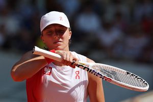 Surpriză URIAȘĂ în semifinalele turneului de tenis » Iga Swiatek a pierdut în două seturi pe zgură. Polonezii sunt perplecși: „Șocant, stupefiant!”