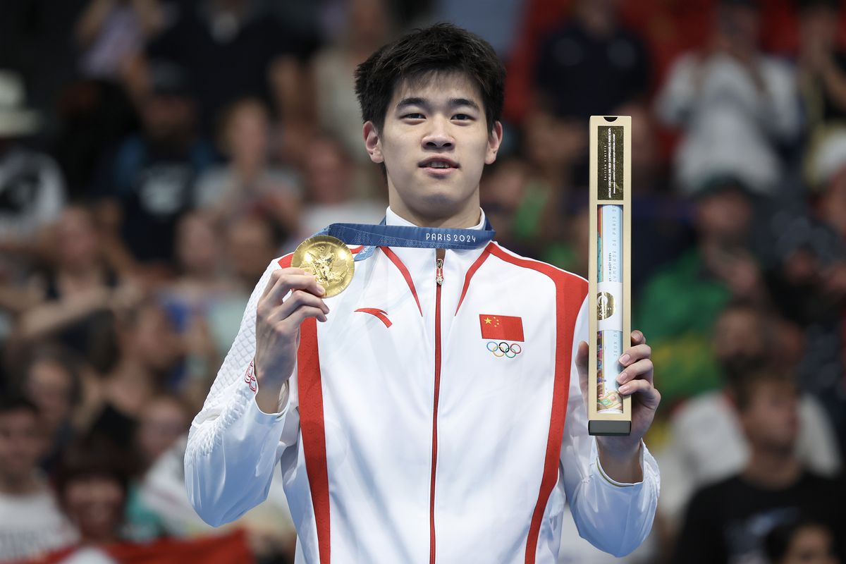 La două ore după semifinalele probei de 100 m liber din Singapore, Pan Zhanle și David Popovici au apărut într-o imagine neașteptată