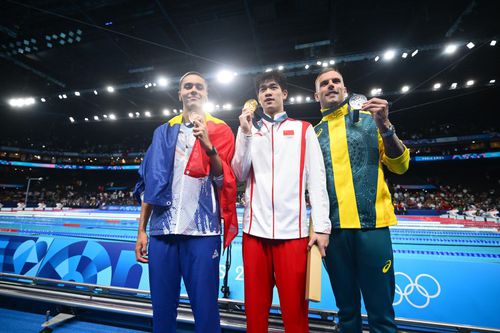 David Popovici alături de chinezul Pan Zhanle și australianul Kyle Chalmers după festivitea de premiere la 100 m liber / FOTO: Raed Krishan (GSP.ro)