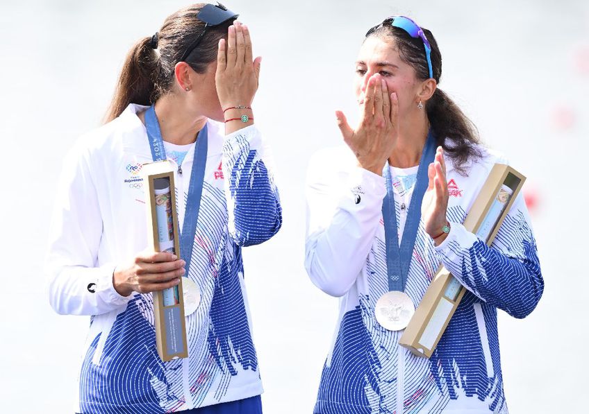 Momentul în care Simona Radiș și Ancuța Bodnar sunt copleșite de lacrimi pe podium / FOTO: Raed Krishan (Gazeta Sporturilor)