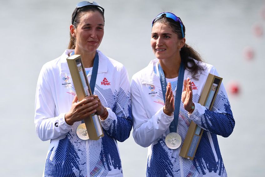 Momentul în care Simona Radiș (stânga) și Ancuța Bodnar (dreapta) sunt copleșite de lacrimi pe podium / FOTO: Raed Krishan (Gazeta Sporturilor)