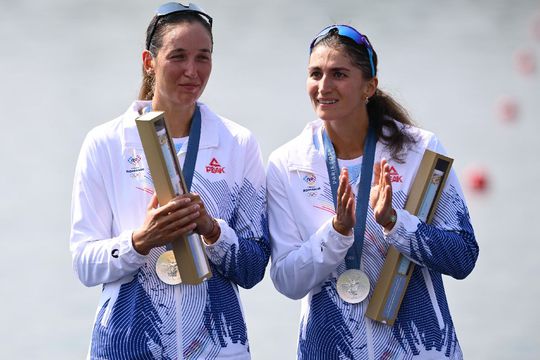 Momentul în care Simona Radiș (stânga) și Ancuța Bodnar (dreapta) sunt copleșite de lacrimi pe podium / FOTO: Raed Krishan (Gazeta Sporturilor)