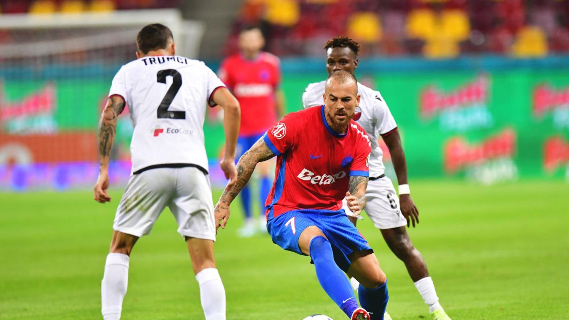 Denis Alibec în tricoul FCSB pe teren, pregătindu-se pentru meci, cu Farul Constanța interesată de transferul său înapoi acasă | sursa foto: Gazeta Sporturilor