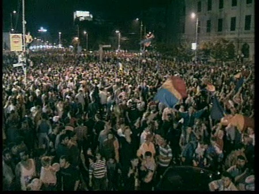 Românii au ieșit în stradă după ce naționala României a învins Anglia la EURO 2000. Foto: Captură ProTV Pasiunea actriței Maria Obretin: „Am o viteză teribilă” » Înoată zilnic 60 de bazine: „La noi, pe Dunăre, te aruncau în apă și îți spuneau: descurcă-te!”