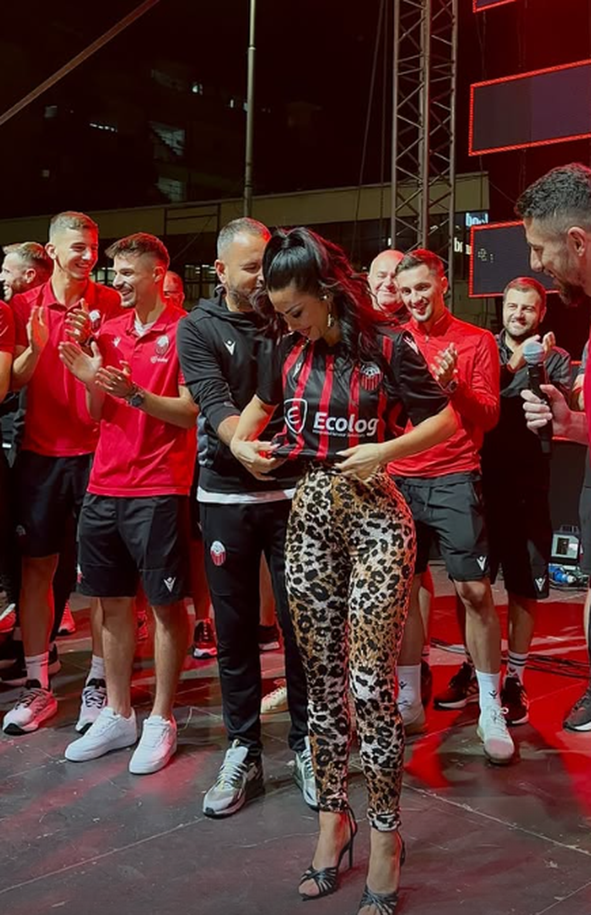 Celebra artistă i-a așteptat pe fotbaliști după victoria cu FCSB » Shkendija a sărbătorit în stradă!